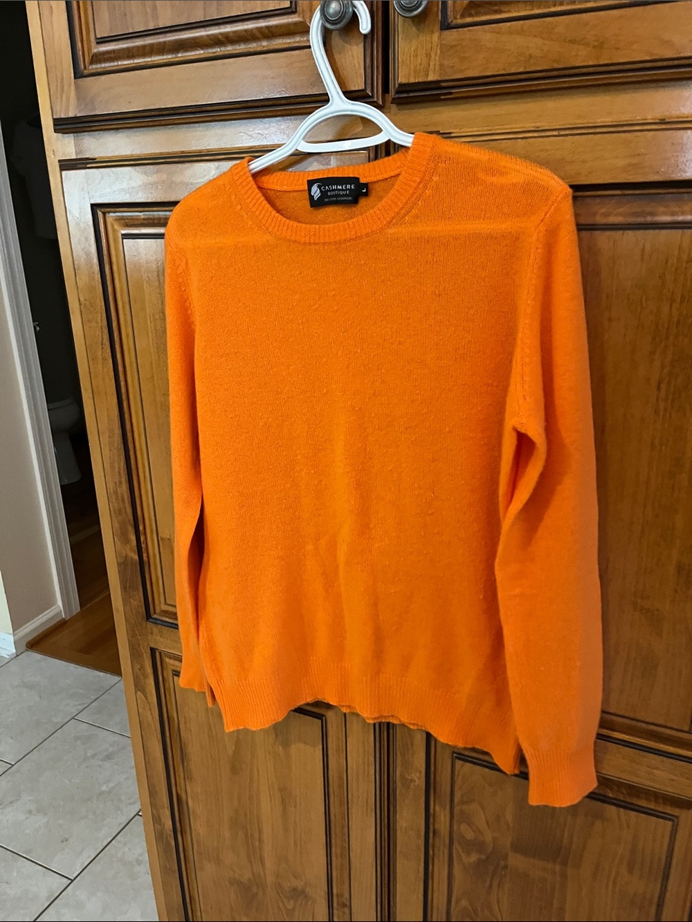 Crewneck Cashmere Blend Sweater in Vibrant Orange excellent pre owned condition!